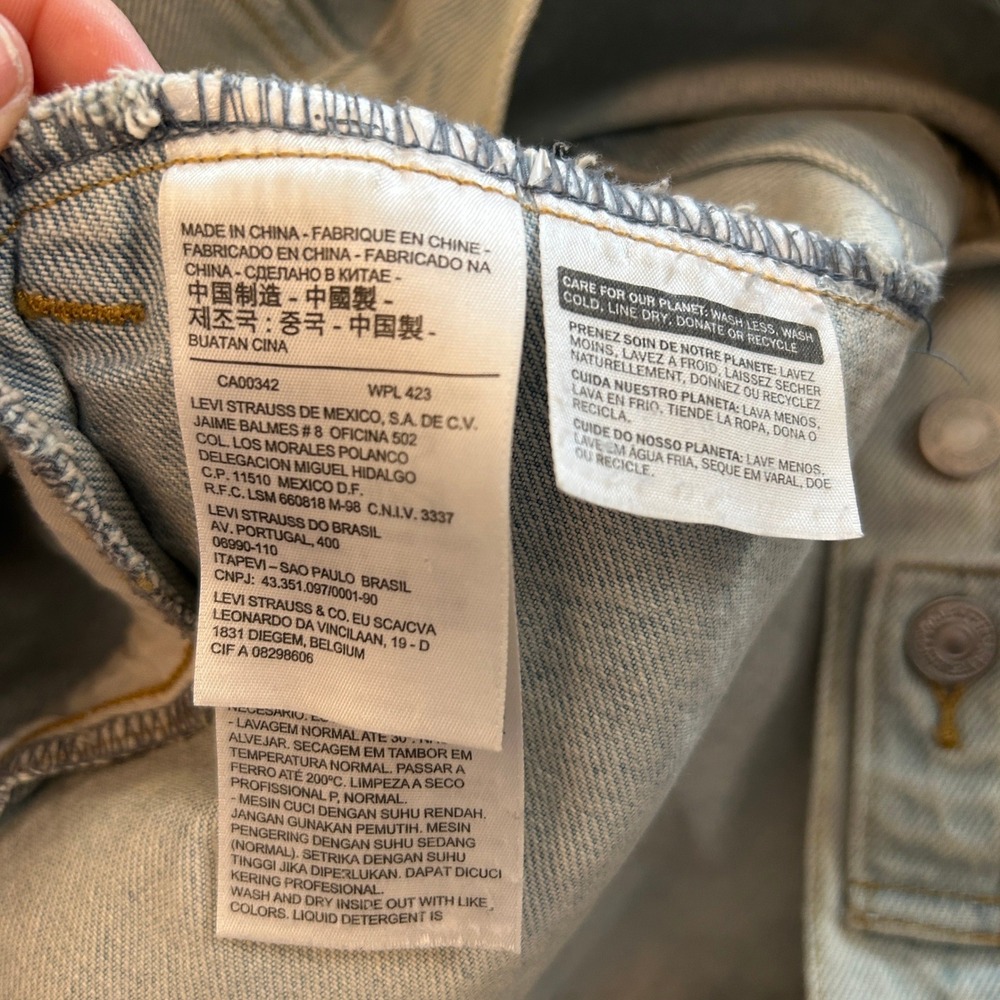 Levi's Denim Trucker Jacket Light Wash Blue Size L - Picture 8 of 9